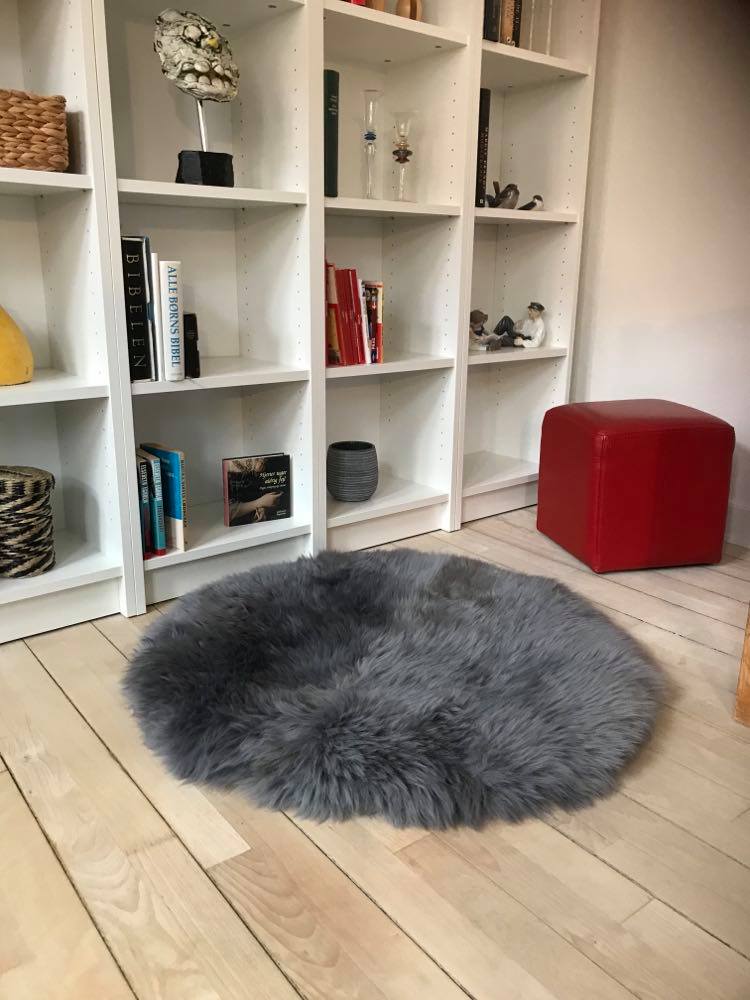 Tæppe i  lammeskind - grå pels - rund